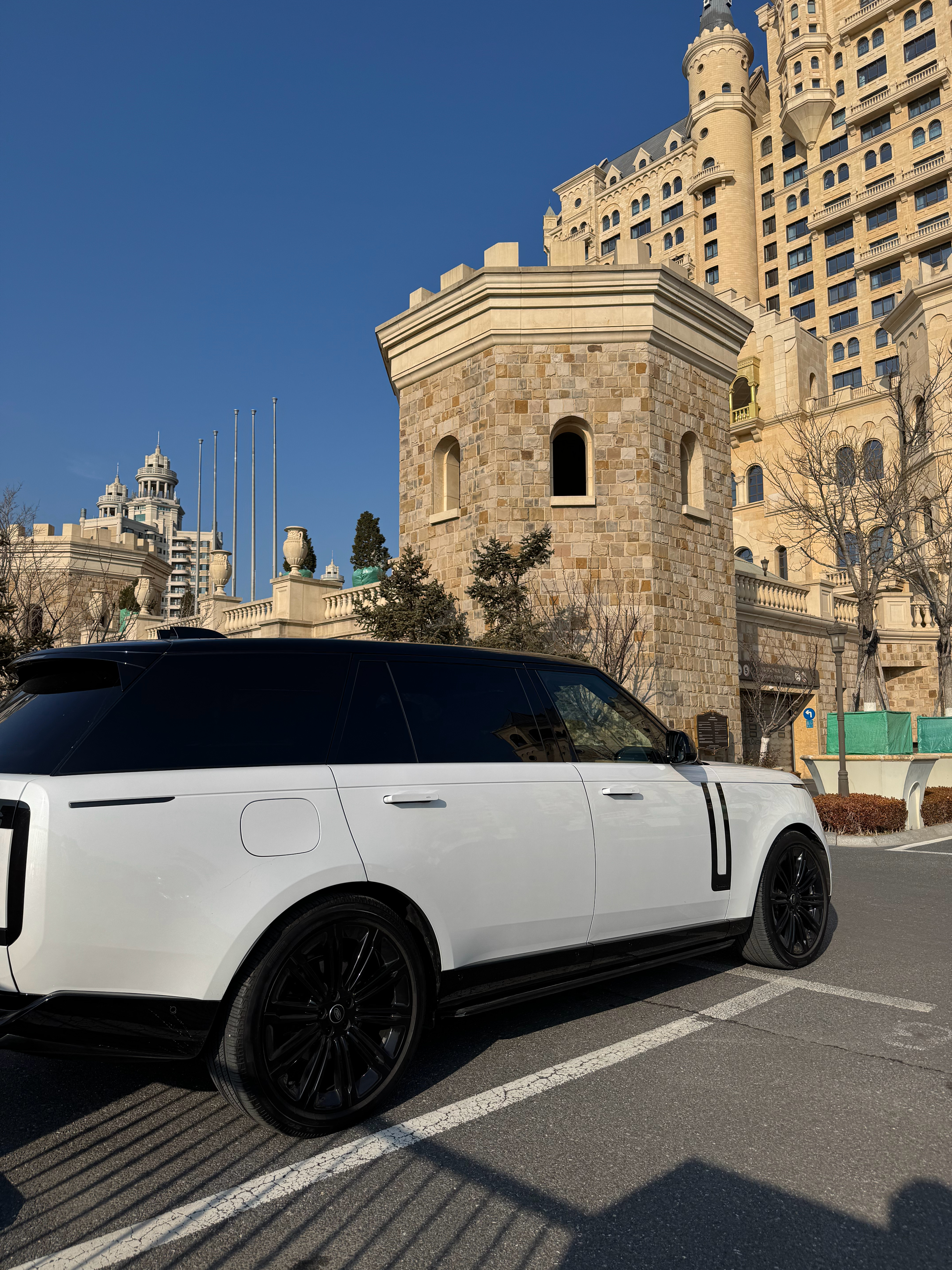 这几天开长轴揽胜感觉也不错带后轮转向的大车开起来不会累大家放心，好开，可以买！ 