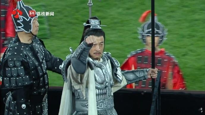 苏超 何润东 苏超比赛因为何润东的到来而变得与众不同！他在宿迁奥体现场复刻经典，