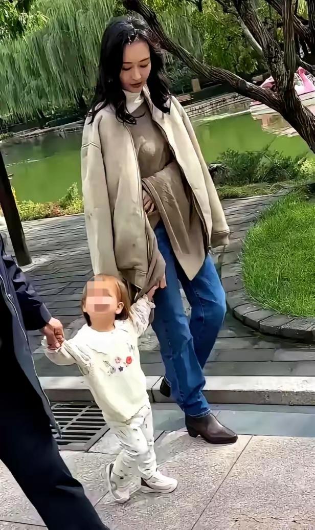 王鸥也当母亲了，挺好的一件事！
估计生一个不够吧！