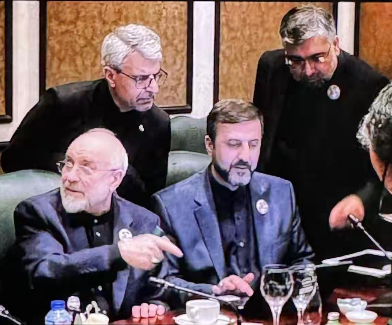 美伊谈判应了艾跃进教授那句话，“战场上得不到的，谈判桌上也别想得到”。

美国和