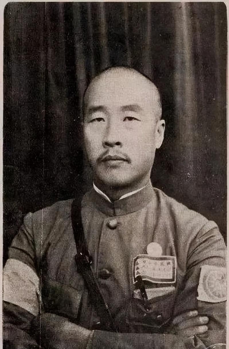 国民党上将韩复榘被枪决后，他的妻子带着孩子颠沛流离，国民党战败后她带着孩子选择留