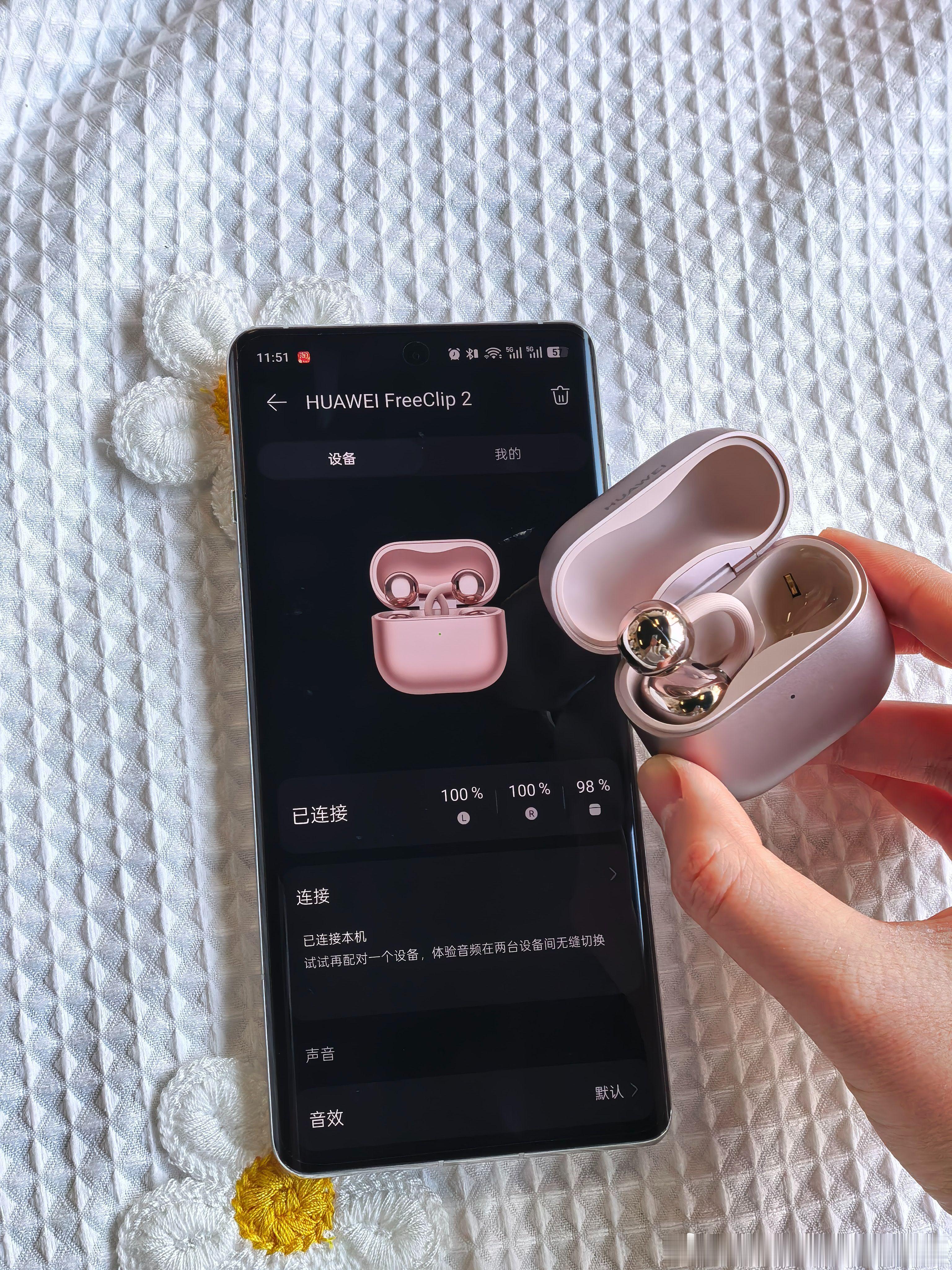 耳机是一个很私密的物件 好看的耳机自带氛围感，做日常搭配也很棒，才不要借给别人
