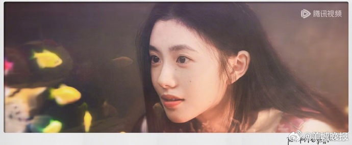 【谁和鱼缸的合照戳中你？】她的脸照映在鱼缸中，氛围感直接拉满...... 谁和鱼