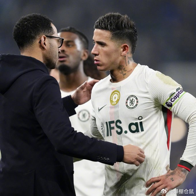 【队内处罚】切尔西主教练罗塞尼尔确认，恩佐-费尔南德斯近期发表了不当言论，越界了