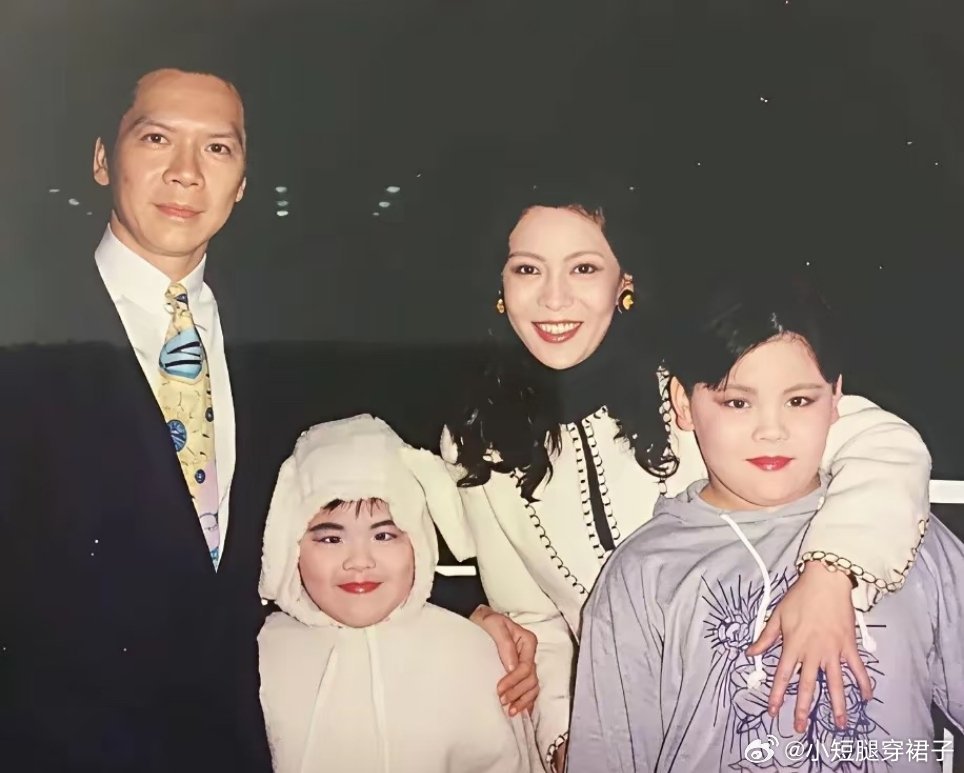 向佐小时候跟向佑一样也是白白胖胖的。 