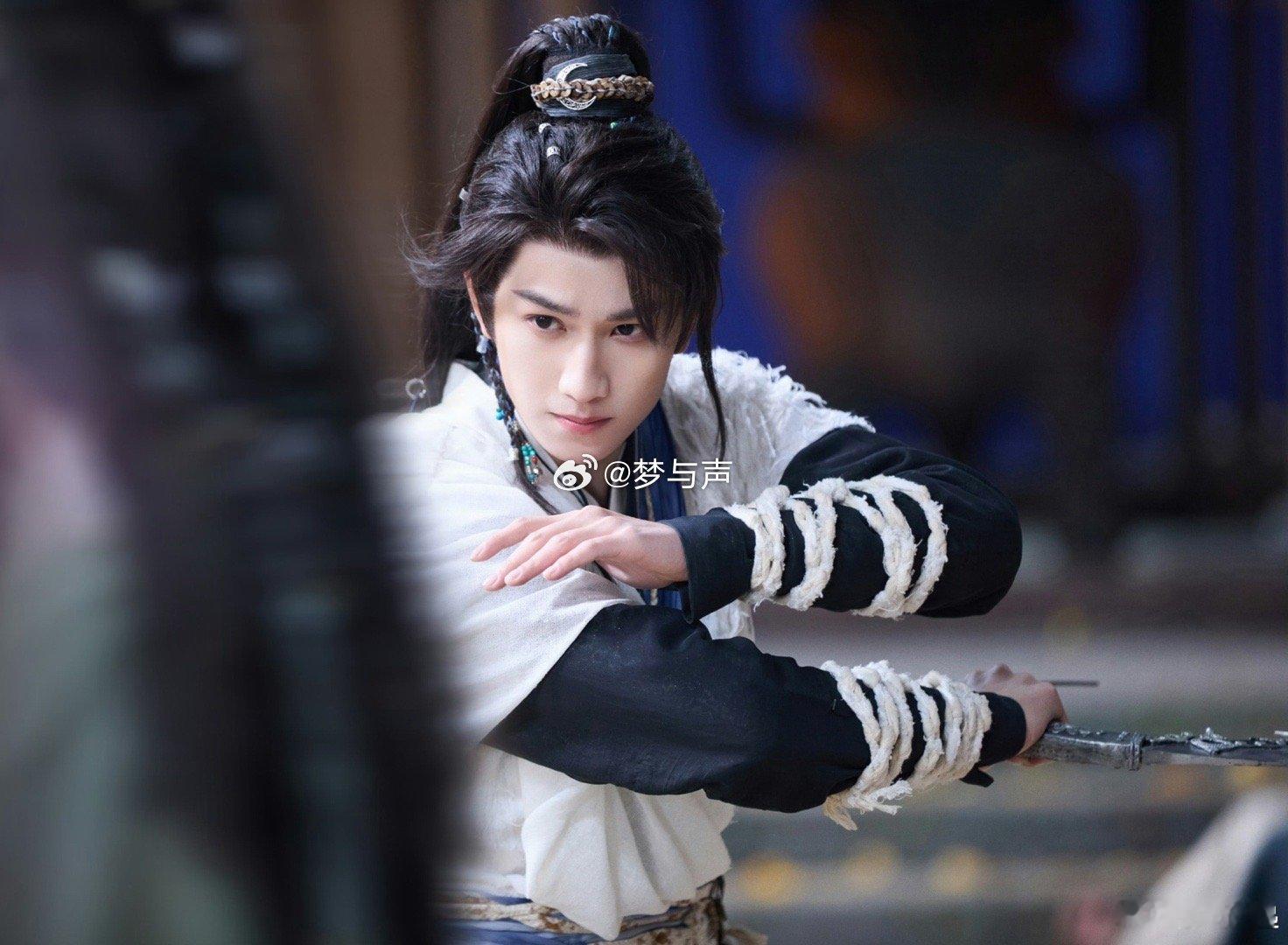 梗上长了一个敖子逸 敖子逸与池云的适配度满分！戏里少年侠气，戏外梗王附体。《剧星