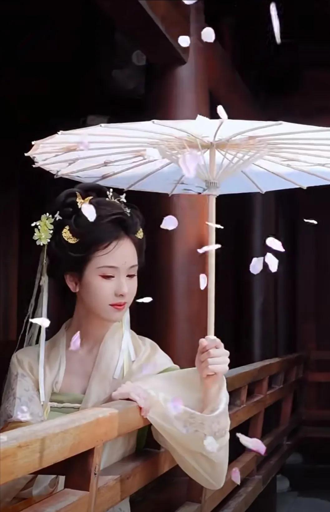 陈都灵真的是天选古人，最新古装造型好仙好美啊！她就像是从古代穿越而来那样，与周围