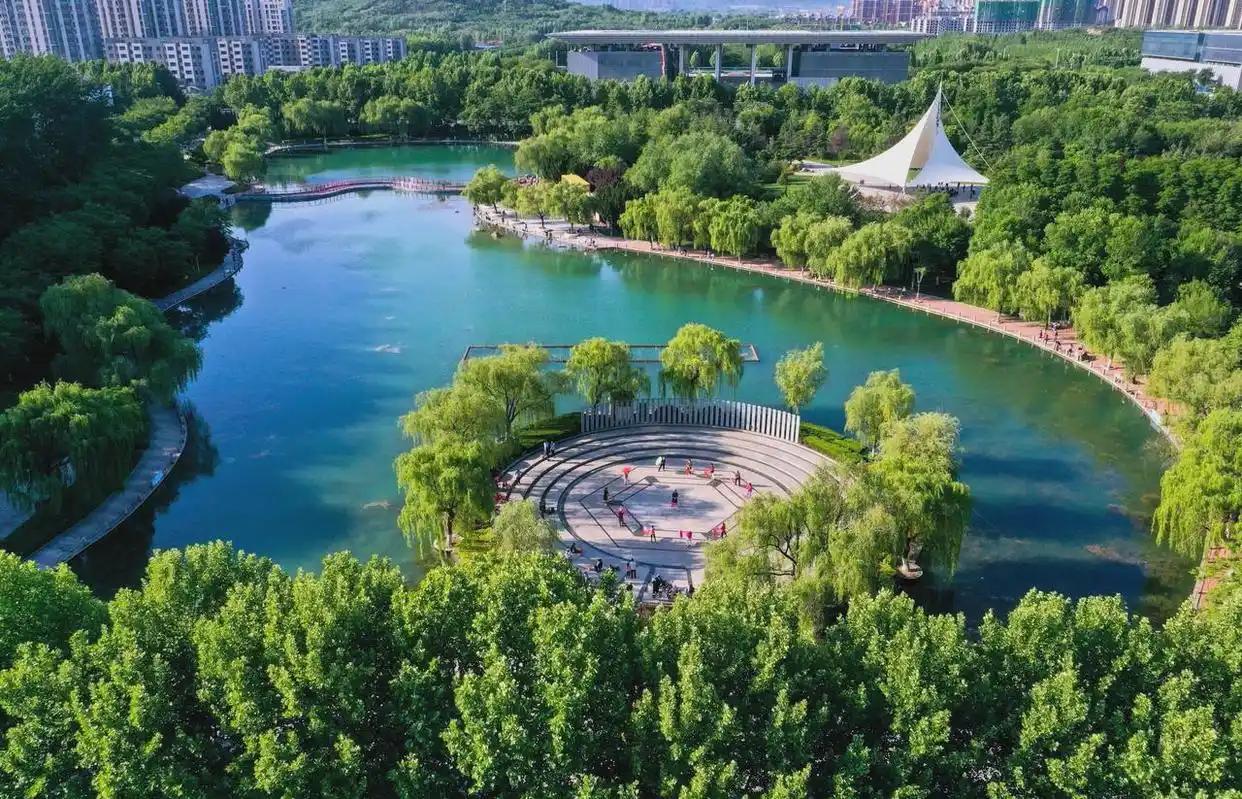 石家庄龙泉湖的景色那叫一个绝，说是灵动秀美一点不夸张。
它足足有3600亩，不像