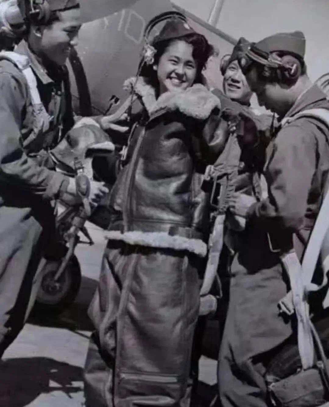 #岁月留影# 1944年，在美国，这位中国女飞行员第一次来到飞行学校，没有找到适