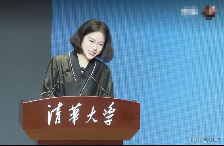 时光沉淀的智慧，岁月静好的力量
许久未见的翁帆，仿佛被时光温柔以待，
气色更好，