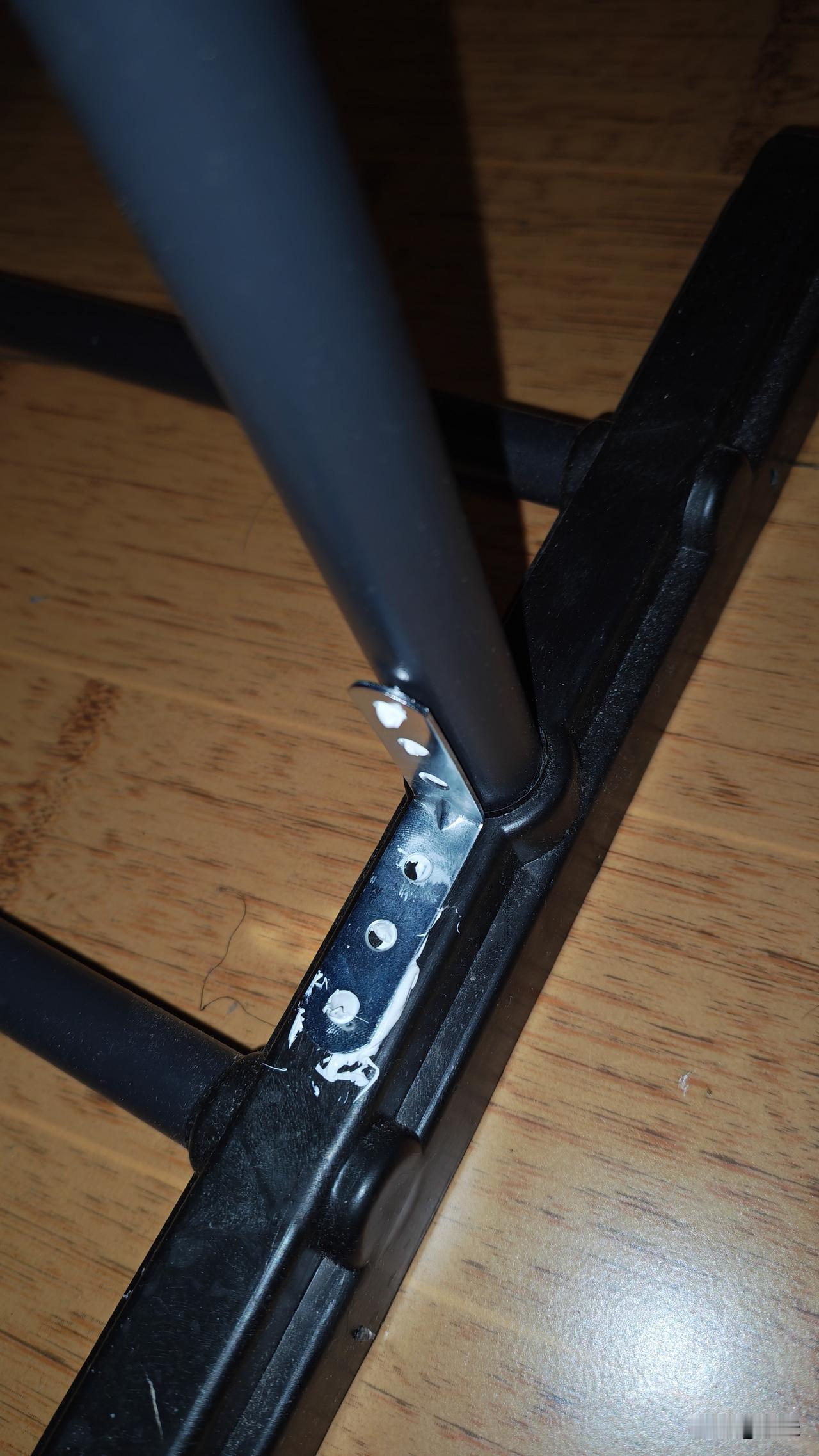 给单薄的衣架做一下支撑，加固完成后的衣架见下图。之前网上买来的衣架看起来十分的脆