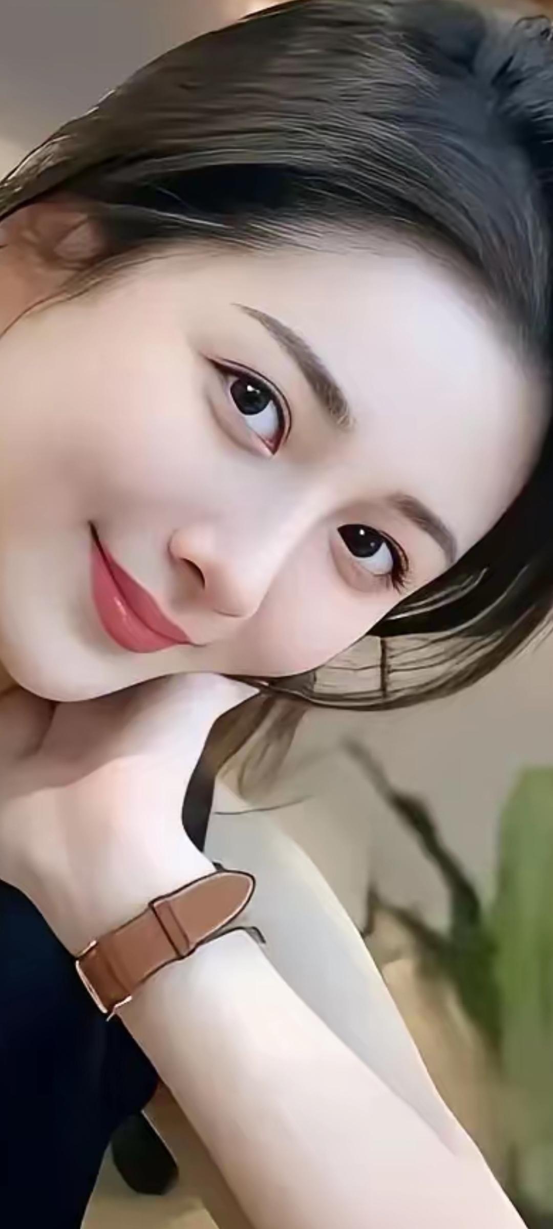 温柔微笑，精致腕表，时尚穿搭，元气满满的一天😊✨