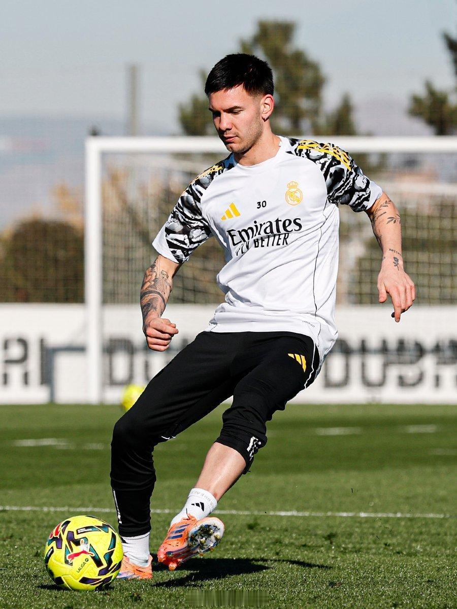 孩子，加油，回来！弗朗哥·马斯坦图诺周五在皇家马德里进行训练，他正在从耻骨痛中恢