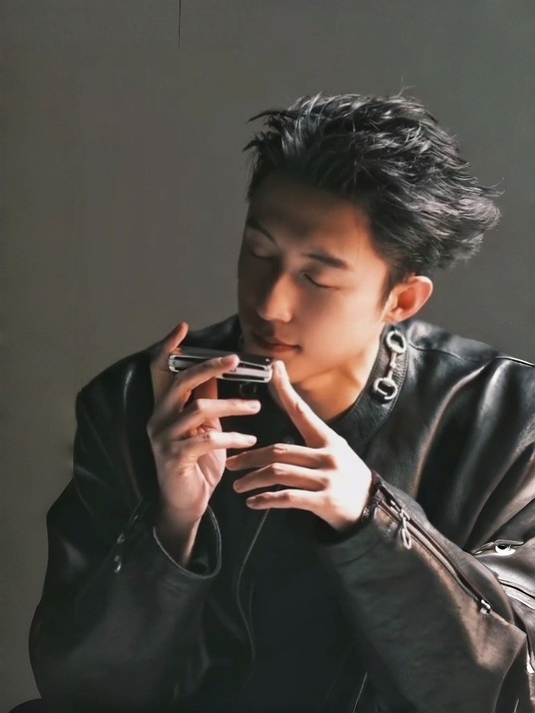 黄景瑜︱《时装》四月封面︱侧拍截图工作室官抖发的竖屏侧拍里这三个镜头我喜欢！尝试