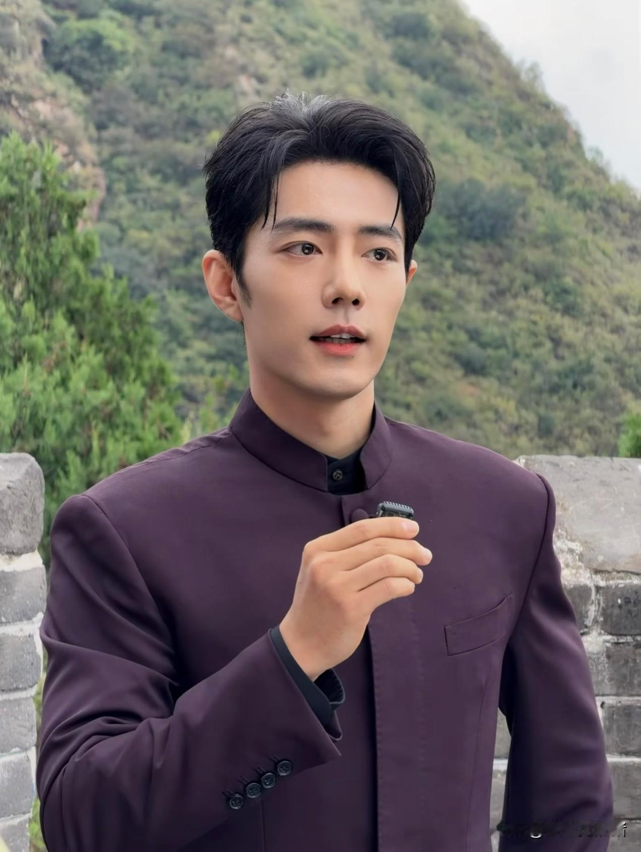 我想说一句实话，
希望大家不要喷我，
肖战长城演唱状态确实很好，但是这件酒红色西