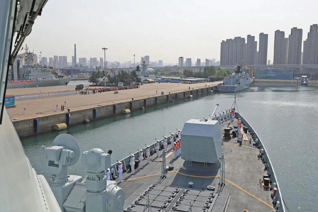 近日，中国海军第45批护航编队在完成249天的护航和访问任务后，顺利返回青岛某军