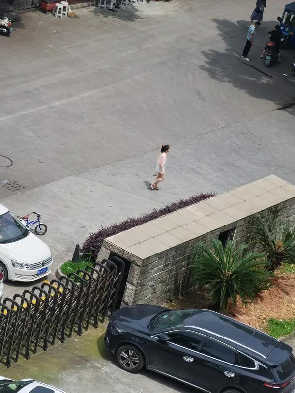 太嚣张！男子闯入女浴室滞留2分钟，女子赤身被吓崩溃，处理结果太让人意外
 
太气