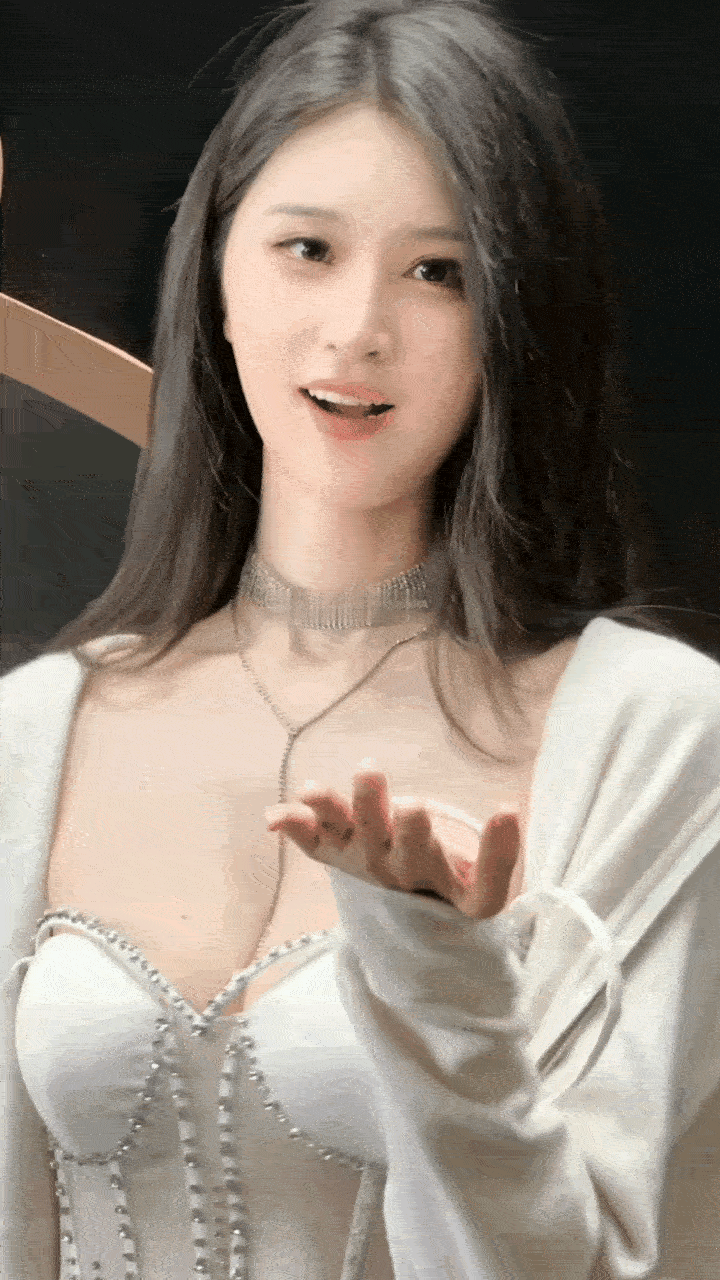 这谁啊！
长的蛮漂亮的哦
五官很有辨识度
比科技脸好看好多