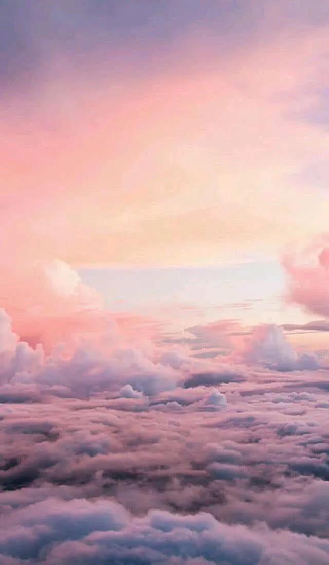《云朵上的天空》
 在云朵之上，
有一片神秘的天空。
那里是梦的牧场，
幻想的飞