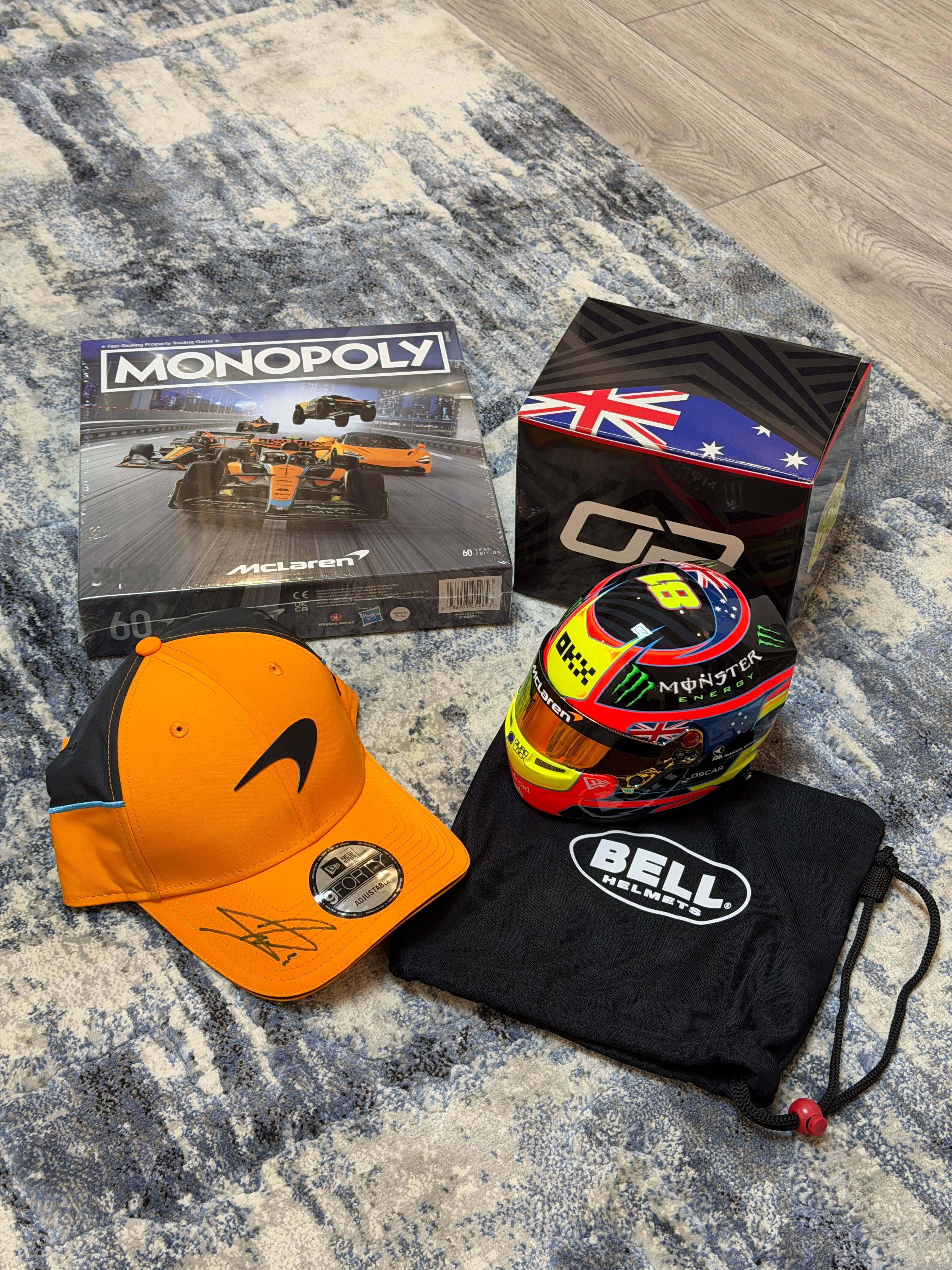 收到迈凯伦邮寄的一套超酷周边，有大富翁，还有F1车手的签名帽，看出来是谁签的了吗