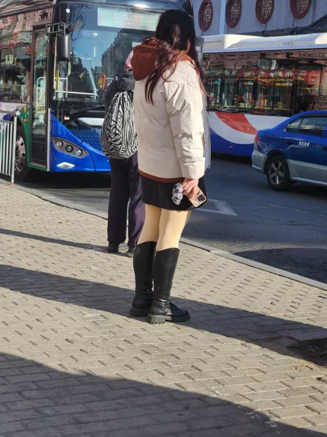 俗话说：“吾春凉秋”，现在正是“吾春”的季节，穿的也不能太少。
“吾春凉秋”和“