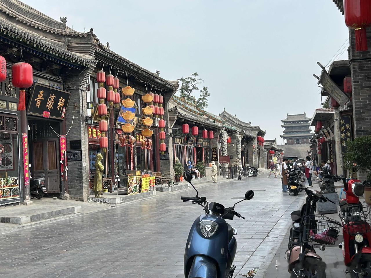 炎炎盛夏，蝉声嘹亮

寂寂深宵，月色清柔


上联满是夏天燥热聒噪的感觉，耳边全