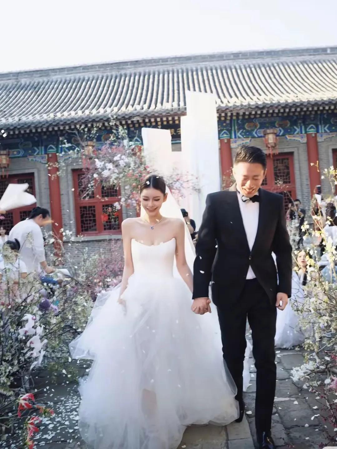笑到翻滚，张颖颖又出来笑话汪小菲，说他的婚礼cheap……[尬笑]

张颖颖说汪