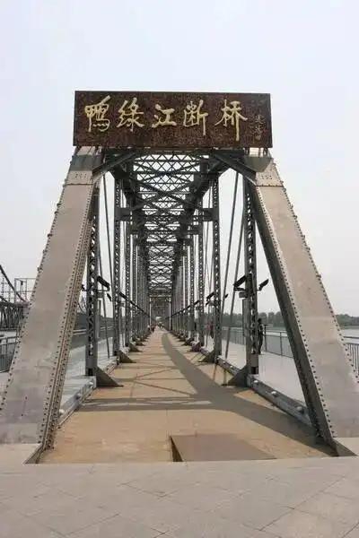 中朝友谊桥长期是两国陆路贸易的核心通道，但硬件条件早已跟不上货运需求，运力瓶颈持