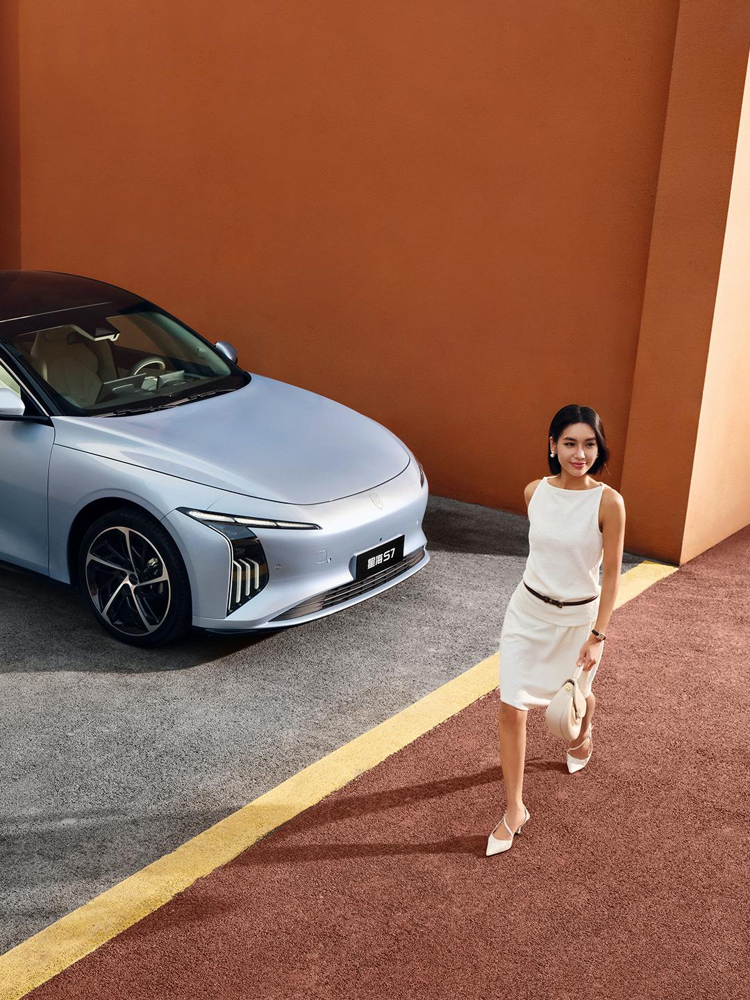 世界很吵，幸好车里很安静。
项目被毙的午后，躲进星海S7。关上车门，喧嚣隔绝在外