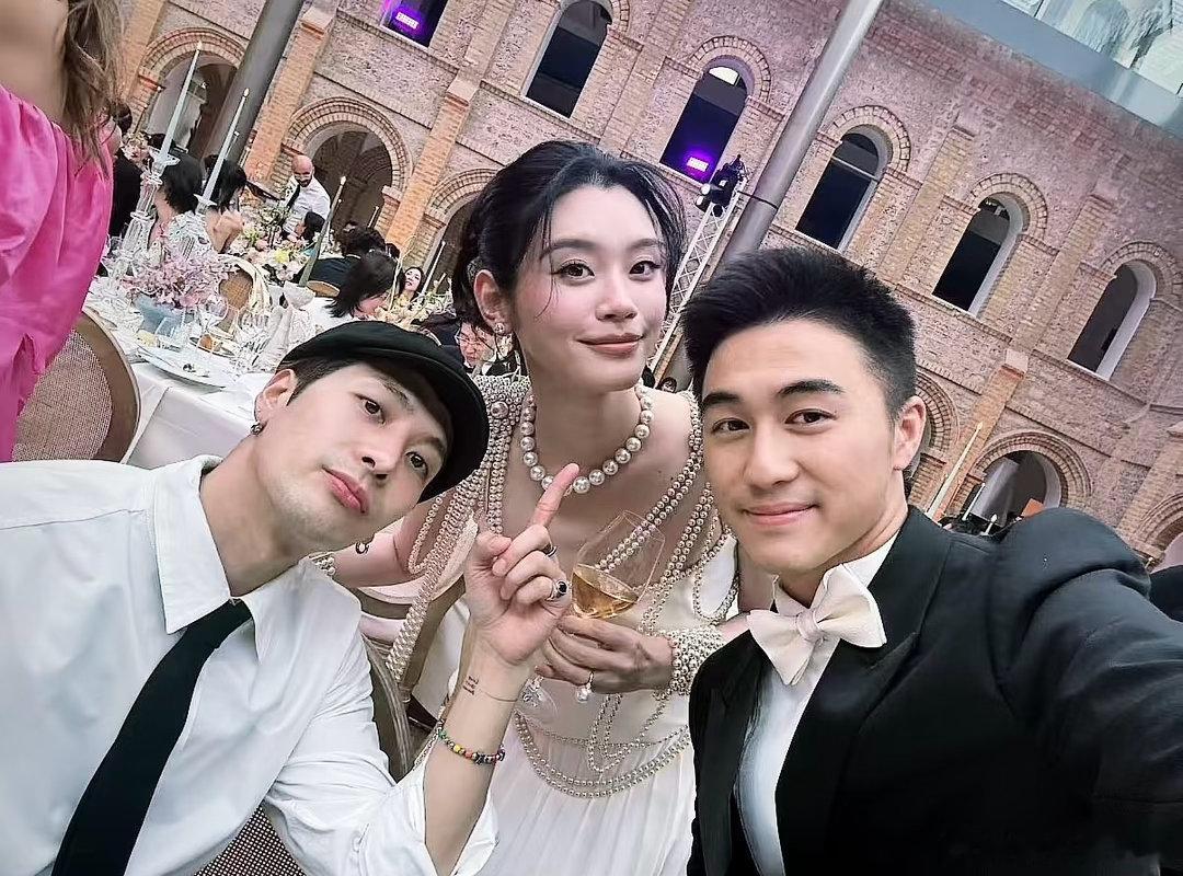 王嘉尔意外公开奚梦瑶一双儿女正脸，俩娃颜值都很高 