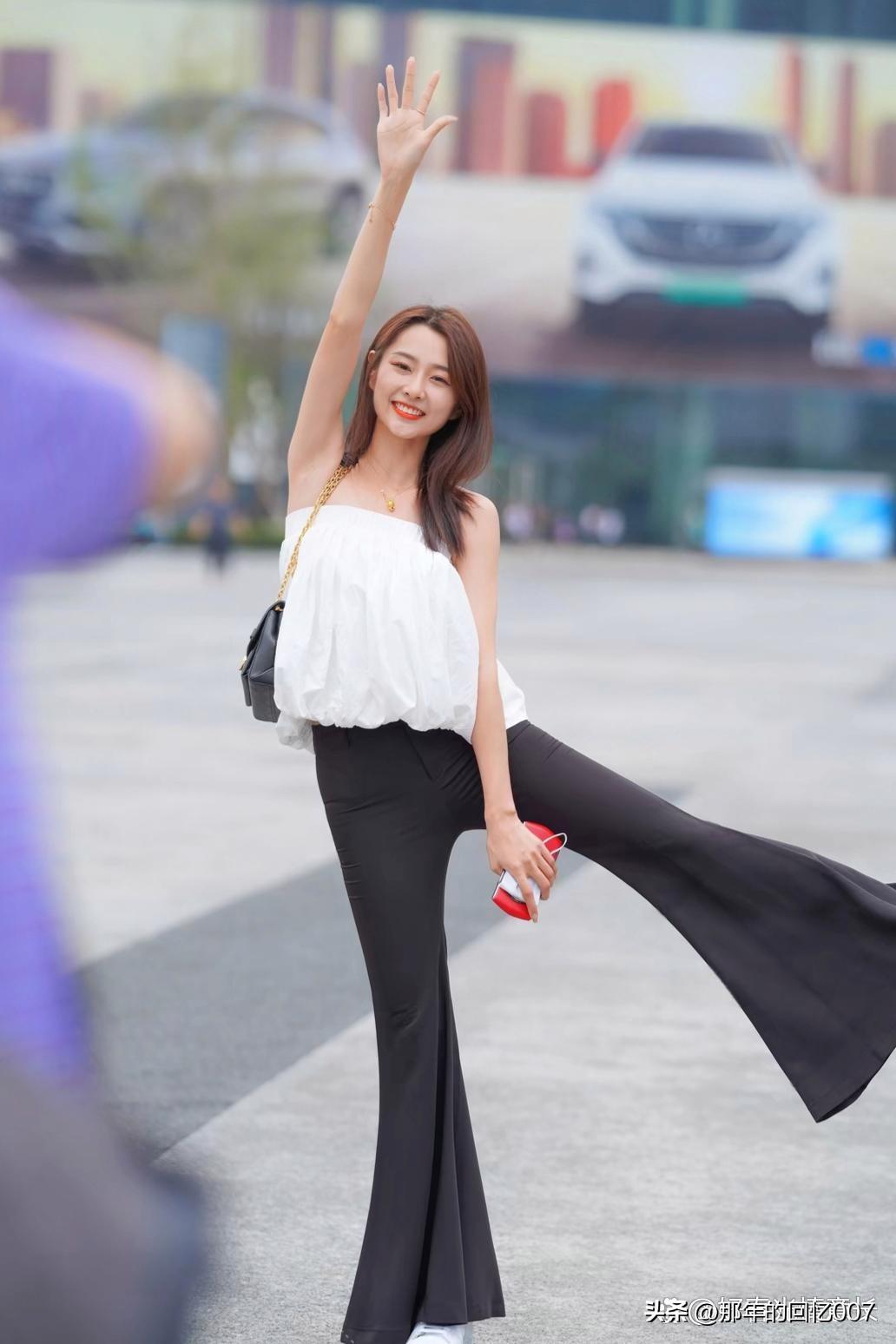 “笑语盈盈暗香来，轻纱拂面似春风”，让我想起辛弃疾《青玉案·元夕》里“蛾儿雪柳黄