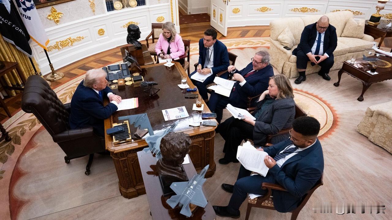 当总统可不容易
今天凌晨，美国总统特朗普接受了美国媒体长达两小时的采访。要知道，