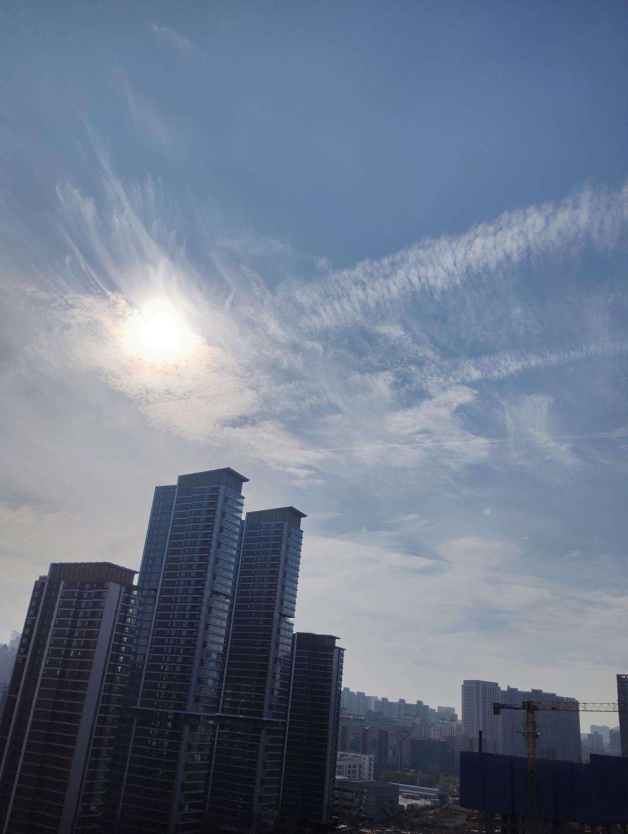 冬日生活打卡季冬日天空，云絮如棉铺满天际，阳光透过缝隙洒下。虽有冬的清冽，却藏着