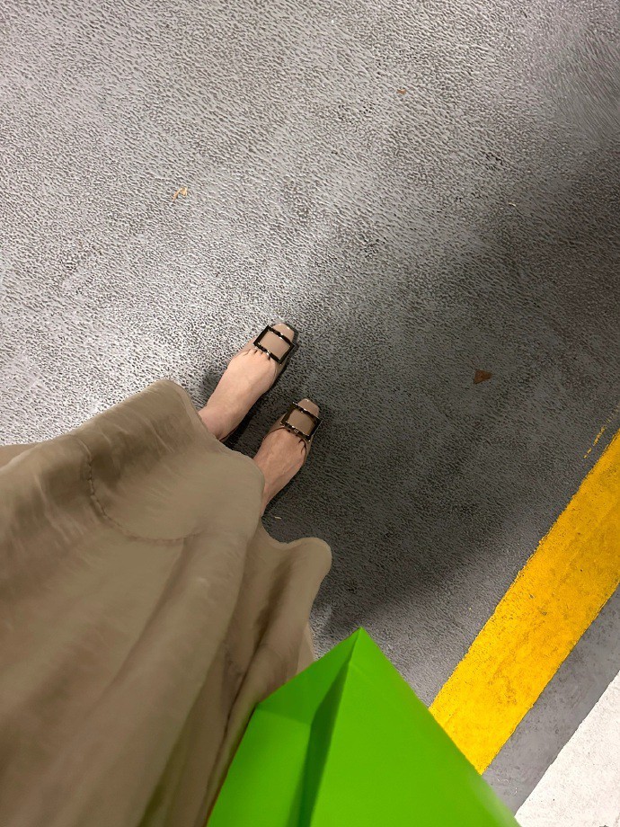 生活本来就没有对与错,有的只是有钱或没钱。 ​​​