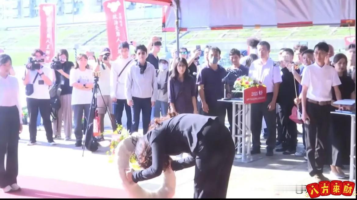 郑丽文马场町发言，
哪是念历史，是给国民党画新出路！献花致意白色恐怖志士，

再