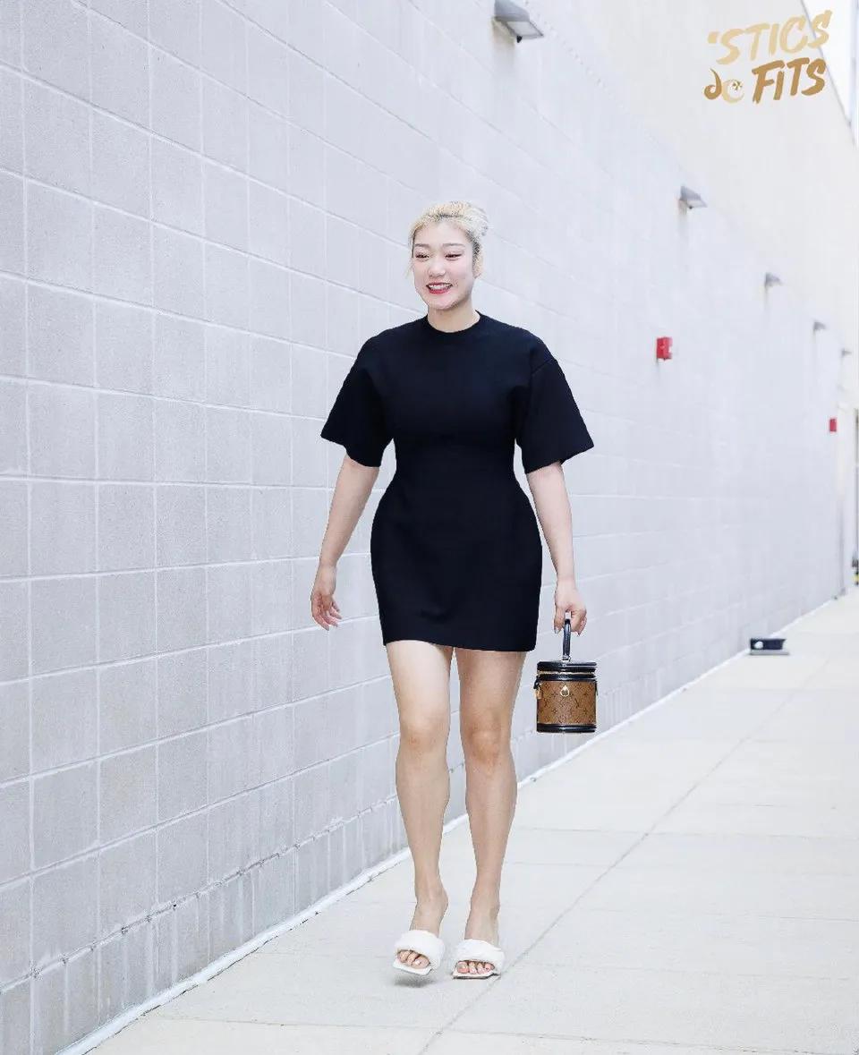 李梦太有范了！
网友晒出李梦在WNBA的入场穿搭，衣品很赞，跟身材一样真有欧美范