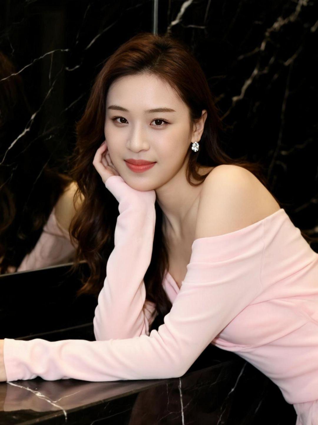 在这片柔和的光影中，仿佛时间都放慢了脚步。轻柔的粉色与温暖的微笑交织，勾勒出一幅