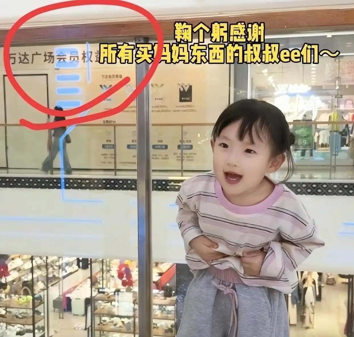 黄一鸣带女儿去万达直播，一夜狂赚50万。直播中，黄一鸣反复提及女儿与王健林外貌高