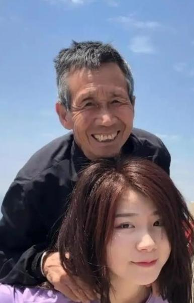 [中国赞]1997年，河南一个50岁光棍，捡回1名女婴。不料，送她读书后，她竟怒