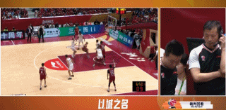 这球给李慕豪的违体犯规？他是被达卡里推过去的呀？即便是犯规了，那也是个普通的防守