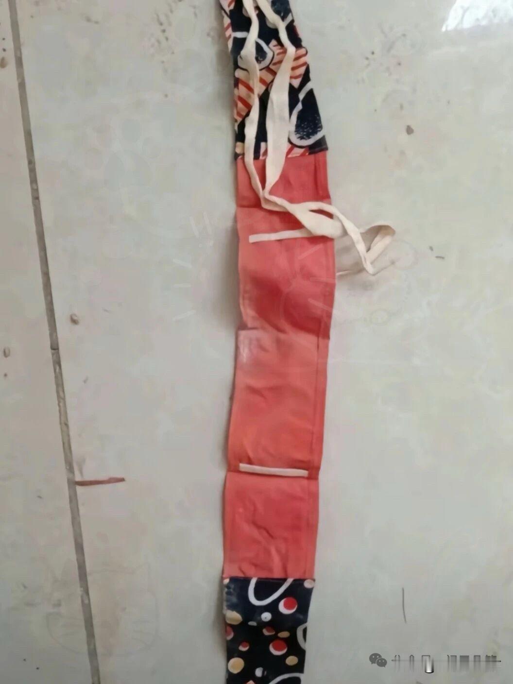 旧布带里，全是上一辈的不易以前的月经带，要反复用、反复洗，还要藏着掖着，不像现在