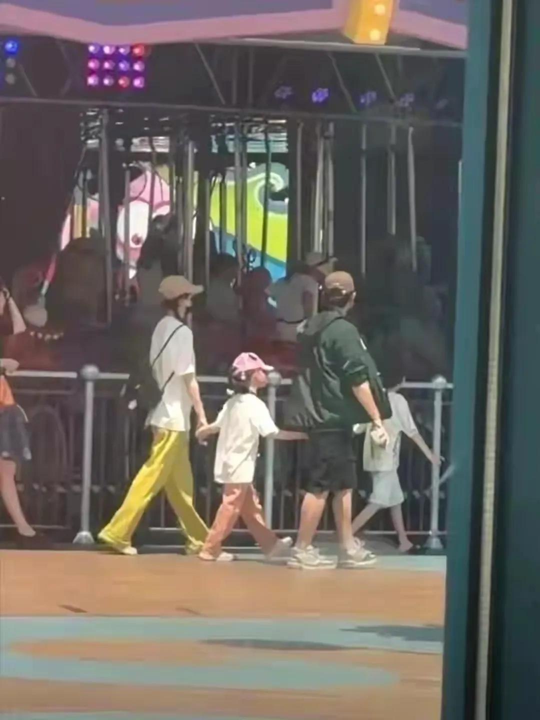 明星们一旦被爆出婚变，就会被拍到合体旅行，是不是很巧。
方法不怕旧，管用就好。