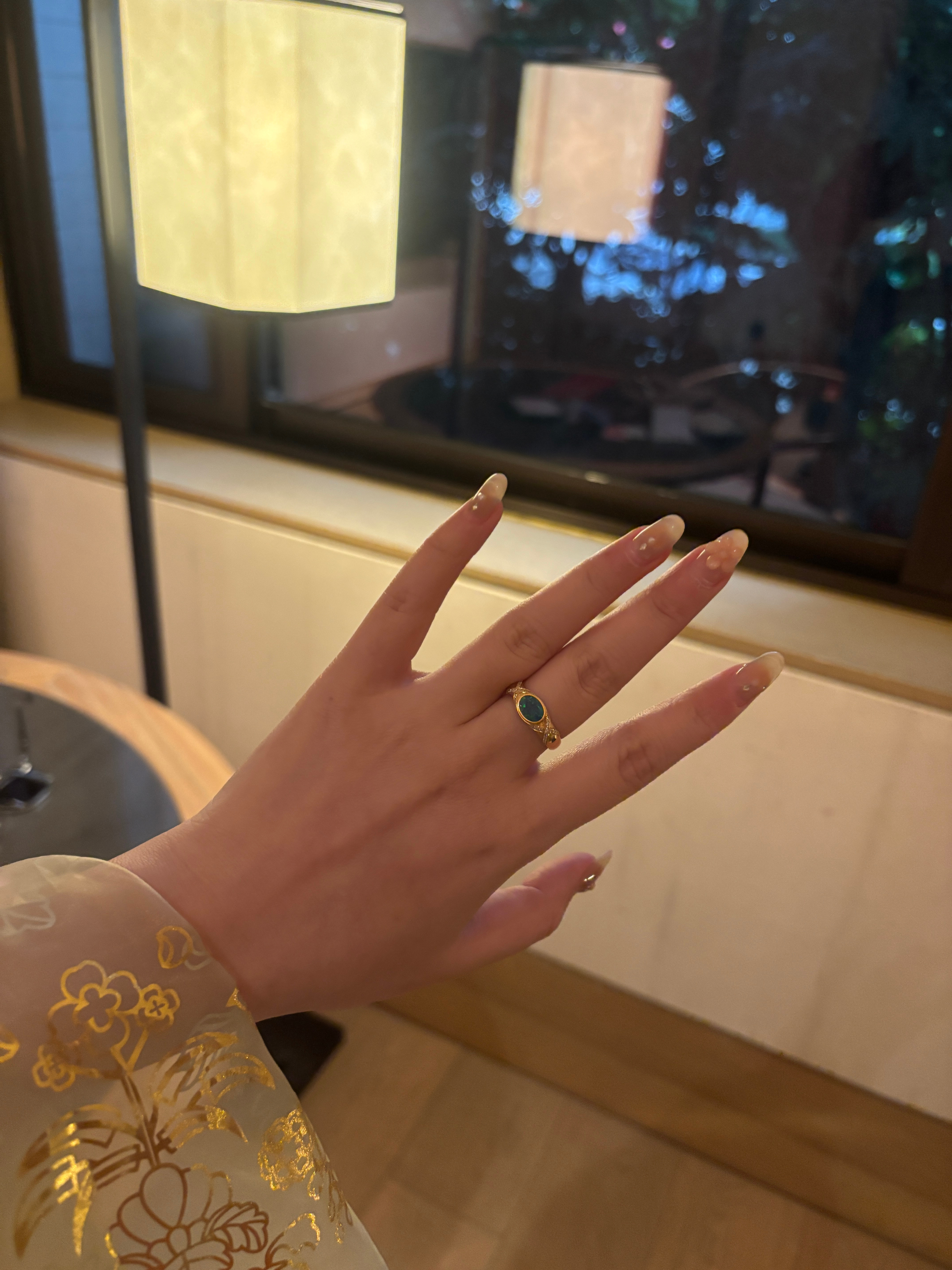 昨天我带了这个欧珀戒指搭配汉服真的好美好美😍 妆造师跟我说这只是简单的服饰 就