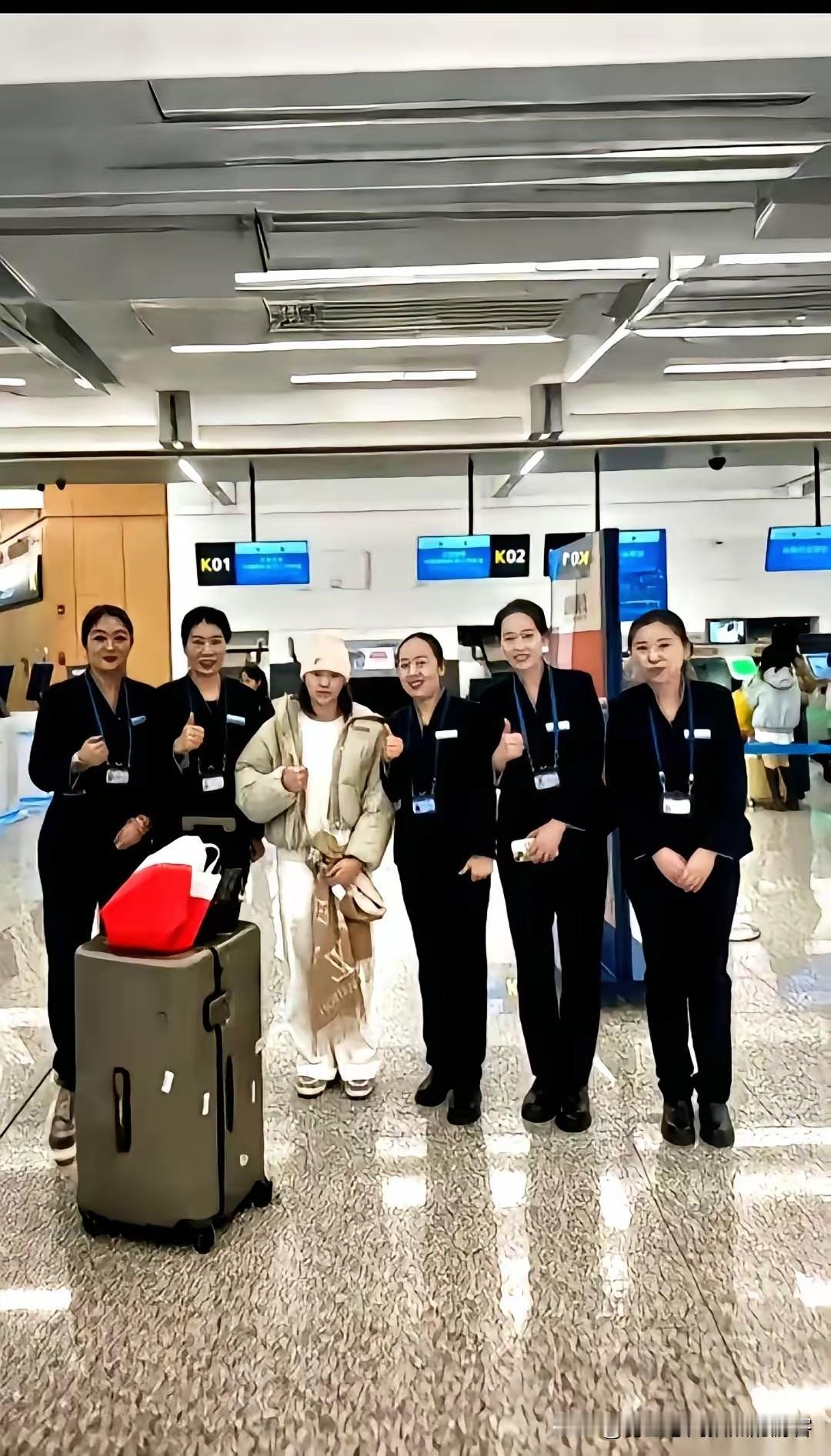 刷到全红婵和空姐们的合影，突然心里咯噔一下。
 
照片里的场景其实再普通不过：一