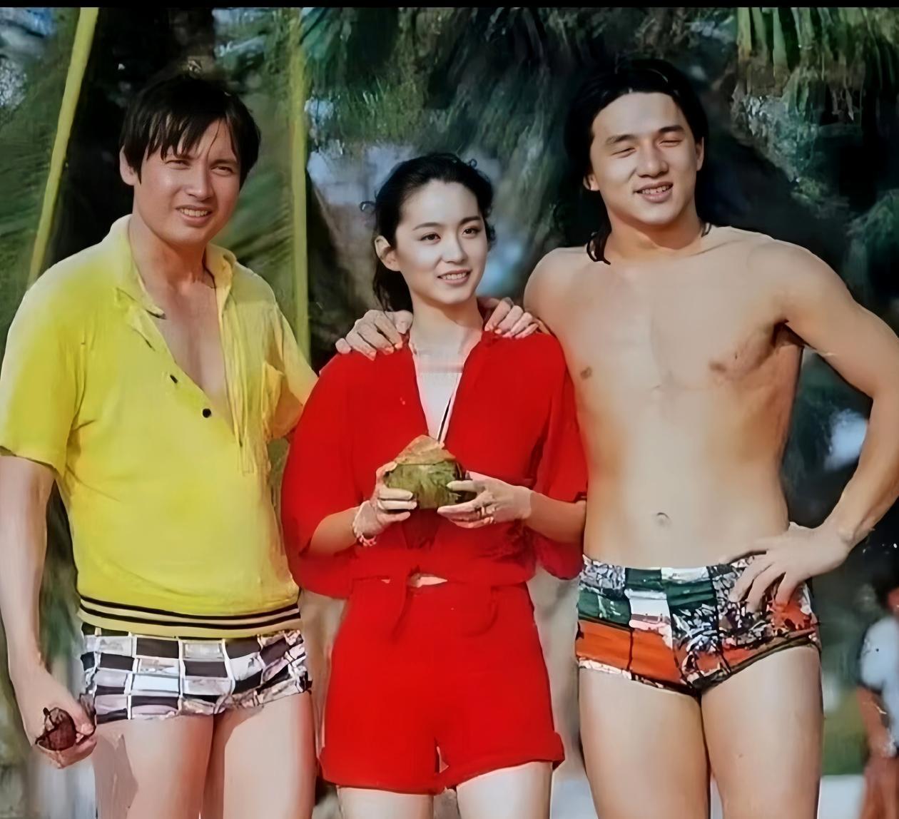 珍贵老照片！1978年，林青霞、秦祥林、成龙前往泰国参与义演，在芭提雅沙滩留下合