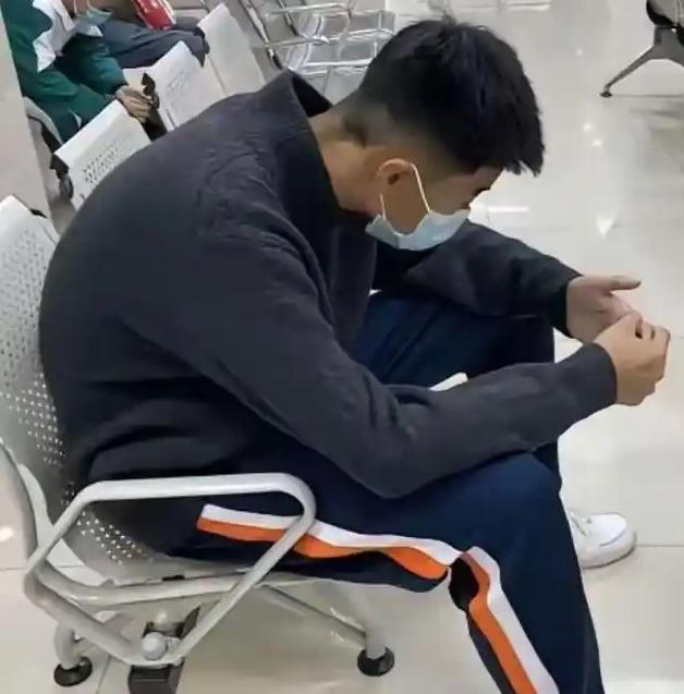 父亲突发脑溢血，14岁的孩子给亲戚挨个打电话借钱，结果一分钱没借到！绝望中颤抖着