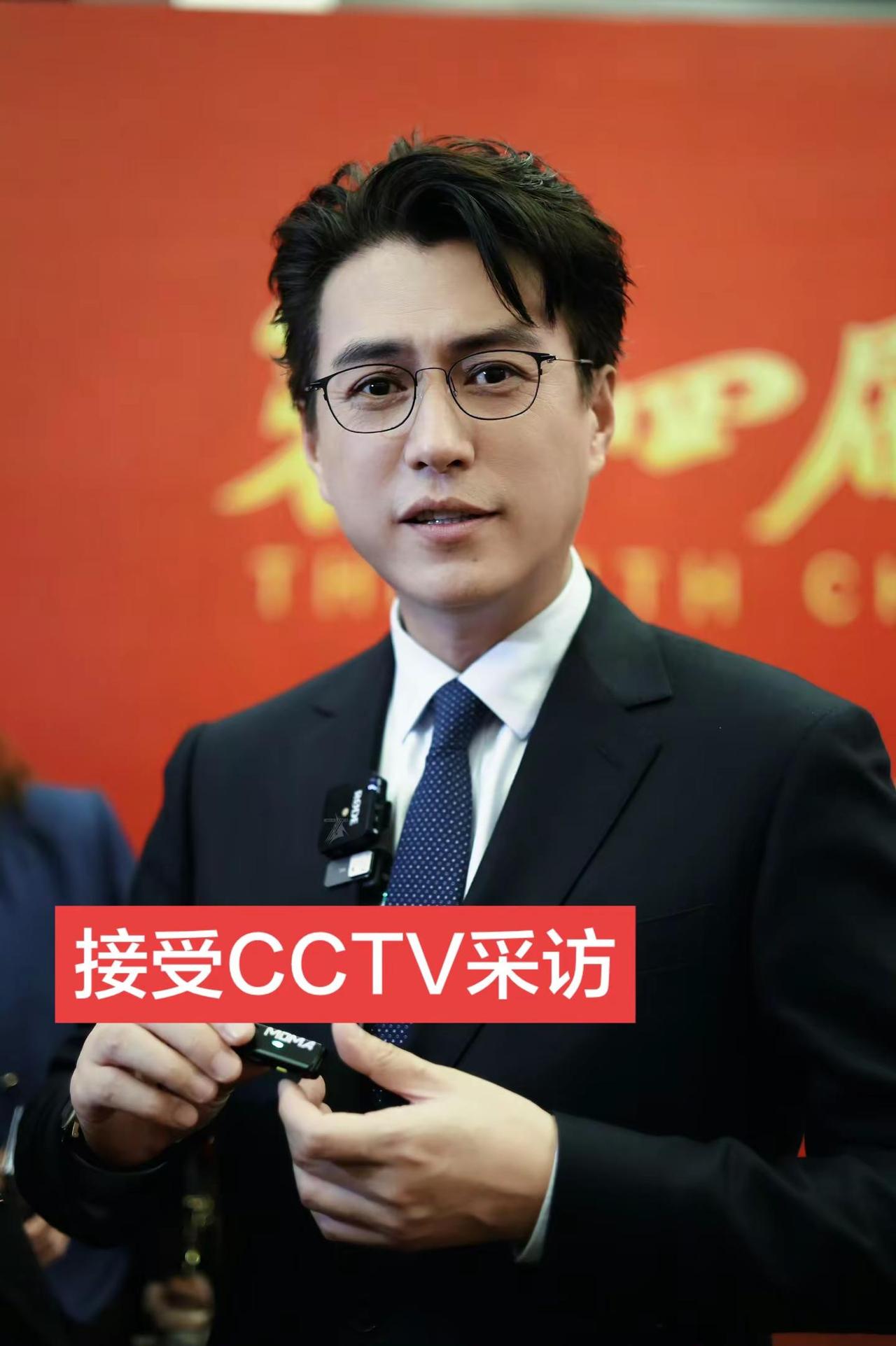 接受CCTV采访靳东西装控