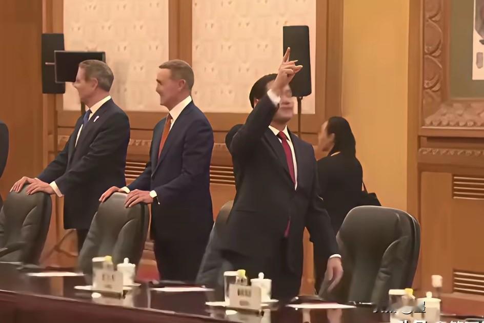 卢比奥这回是开了眼了！
​第一次踏进人民大会堂东大厅，卢比奥指着头顶的吊灯，看样