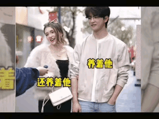 法国女子40岁嫁给了女儿的同班同学，老公还是一名大学生22岁，女子看起来不像40