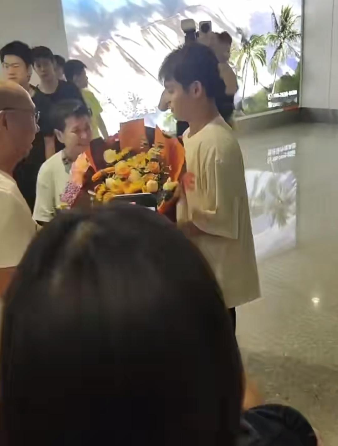 林诗栋回海南了！

刚刚在机场就获得了围观，现场能看到她的启蒙教练关艳也来亲自接